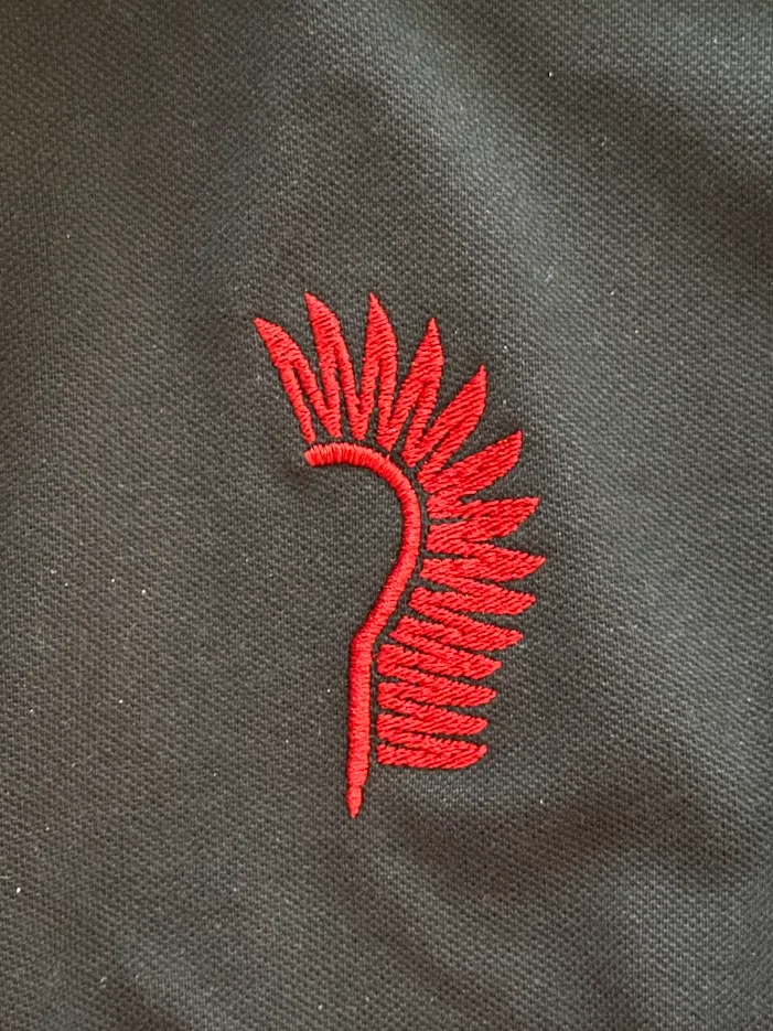 Haft skrzydła husarskiego na czarnej dzianinie